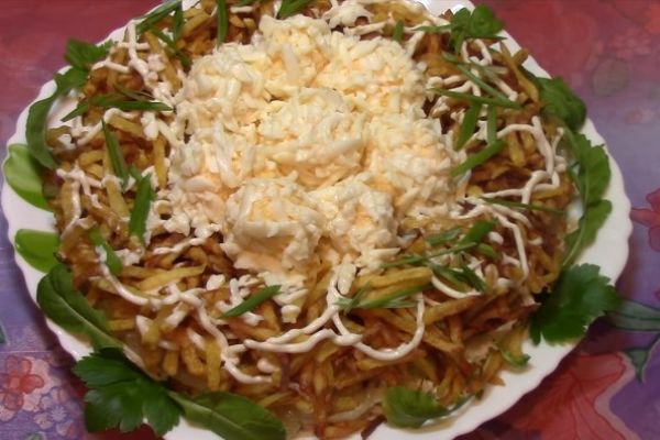 Изумительный салат «Чудо в перьях»: эффектный и очень вкусный