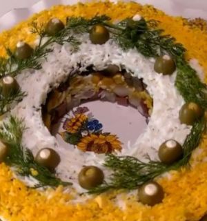 Пикантный салат «Праздничный»: удивите гостей