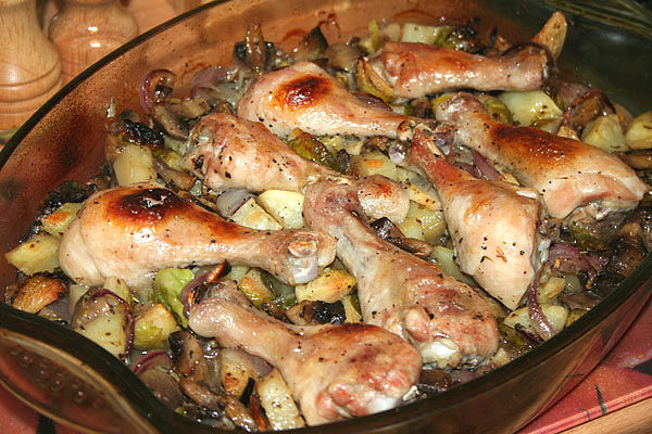 Куриные голени, запечённые с грибами и овощами