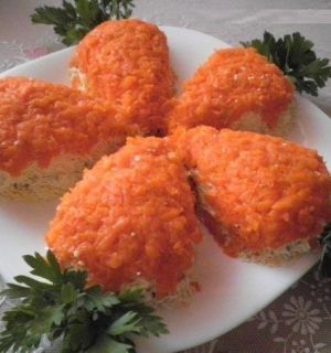 Салат“Морковки” с куриным филе и грибами