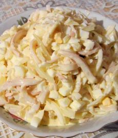 Салат из кальмаров с сыром и чесноком