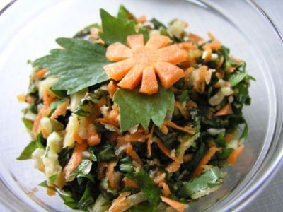 морковный салат с листьями одуванчика