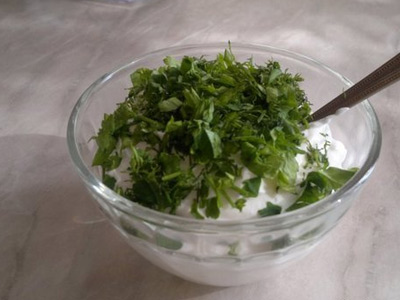 Салат из сметанки и обычной зелени